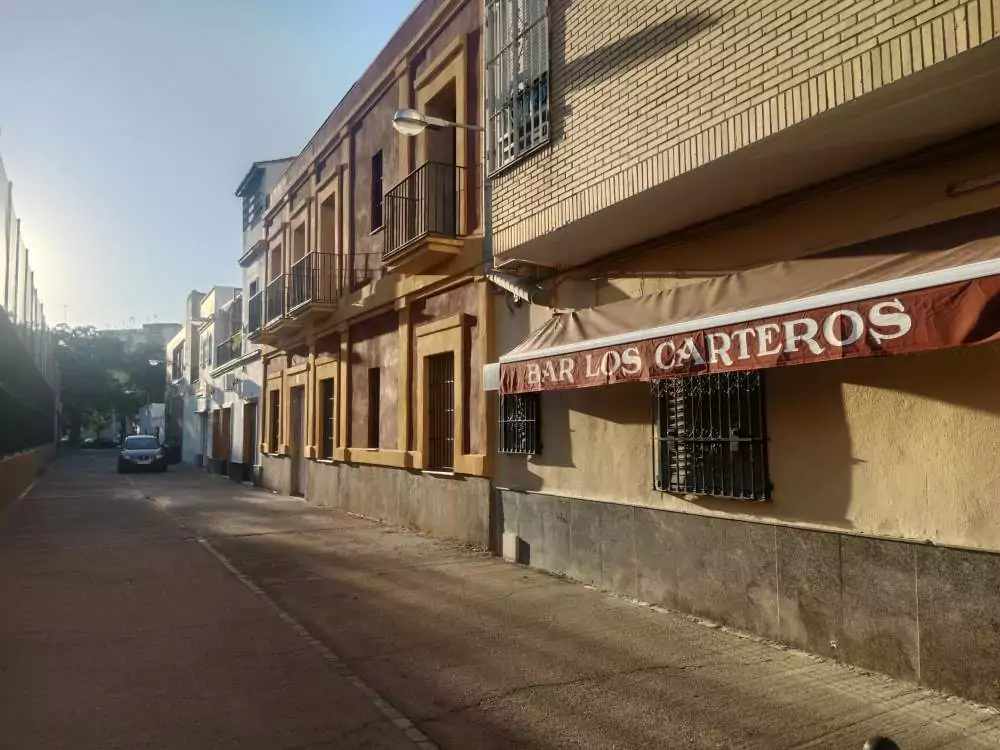 Fachada de viviendas y un bar en Los Carteros