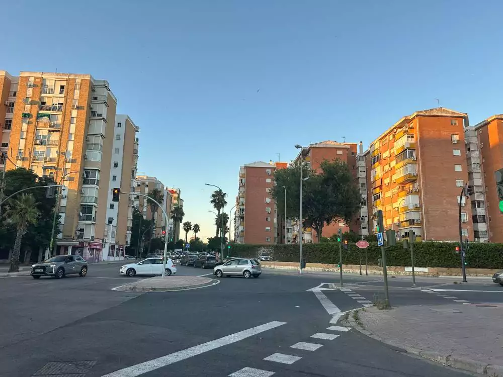 A la derecha los bloques de la barriada de Federico García Lorca. A la izquierda bloques de la Calesera (Juan XIII)