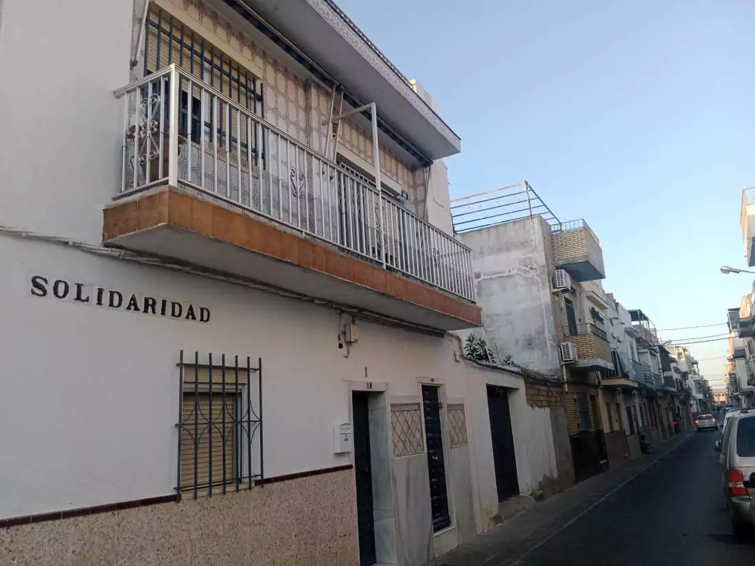 Viviendas blancas con balcones en calle Solidaridad