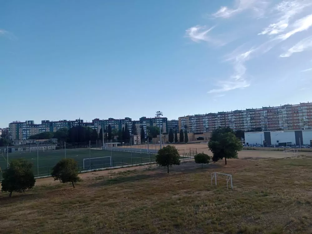 Campos de fútbol del Altair rodeado de bloques de pisos