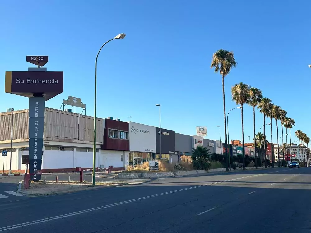 Carretera de Su Eminencia. A la izquierda el polígono y al fondo el inicio del barrio de la Plata.