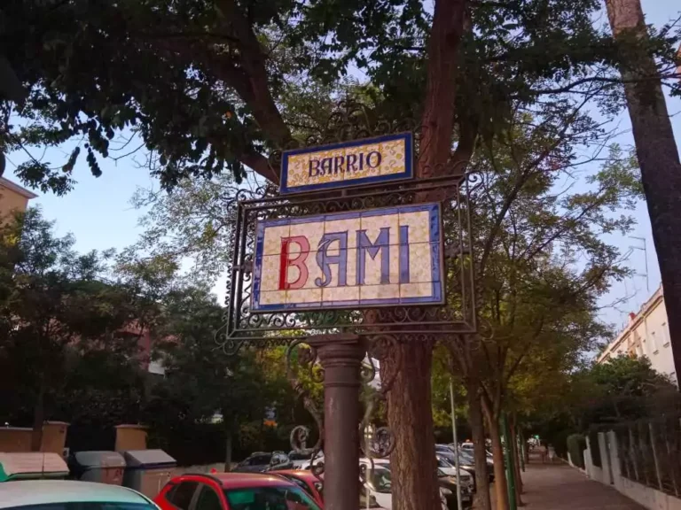 Cártel histórico de la zona de Bami, barrio de Sevilla