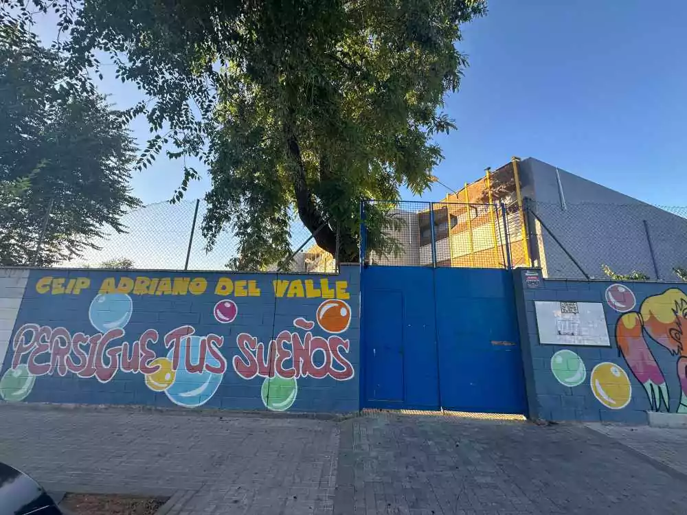 Fachada de colores del CEIP Adriano del Valle