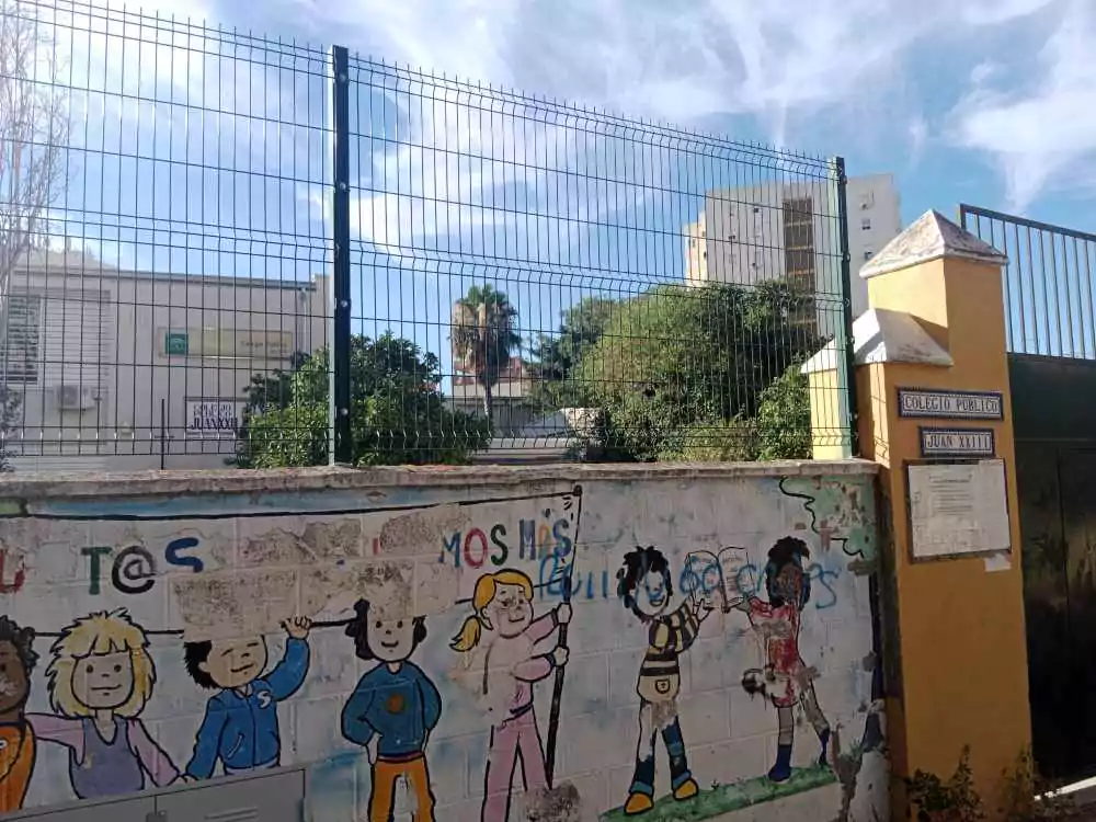 Muro con dibujos del Colegio Juan XXIII