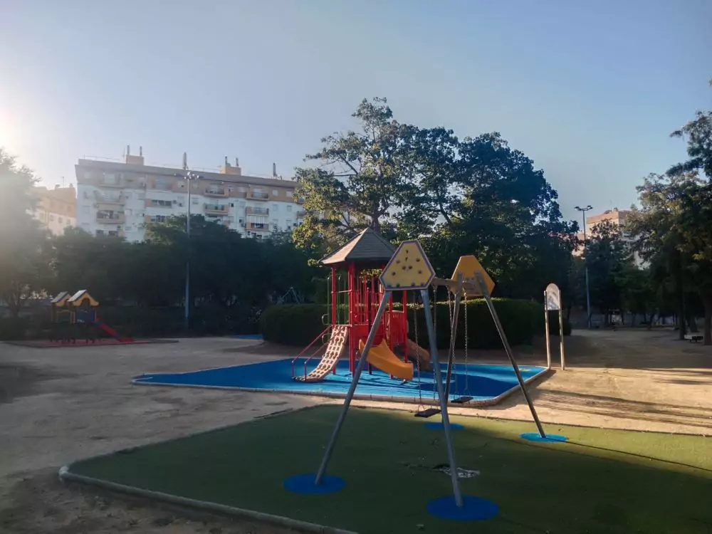 Columpios en el Parque de Miraflores. Al fondo edificios de la barriada de las Almenas