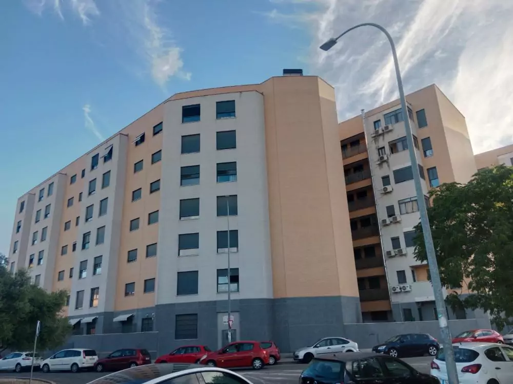 Edificio de viviendas tricolor en La Negrilla