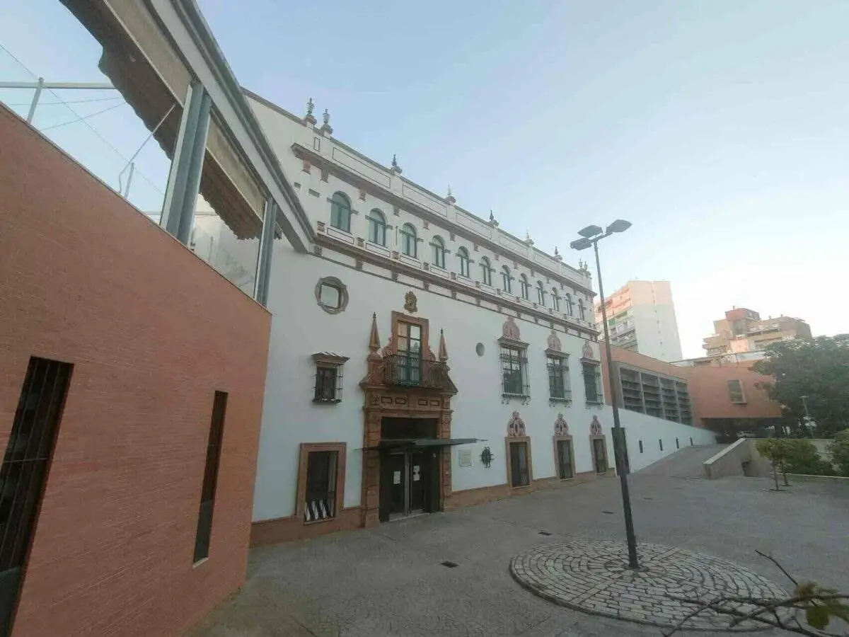 Cuartel histórico Sevilla. Edificio blanco, con las ventanas y puertas recubiertas con piedras