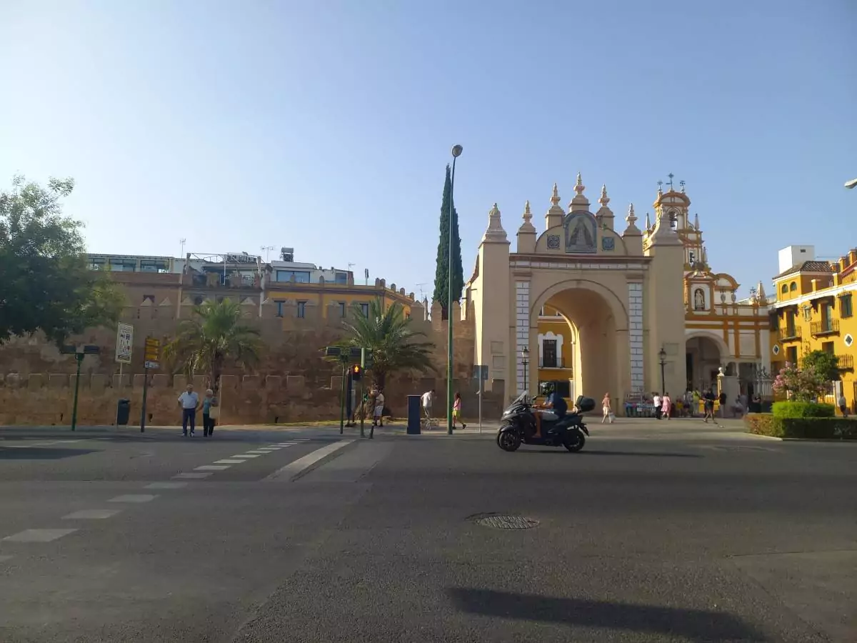 Al fondo de la carretera hay un arco en el centro, a la derecha una basílica y a la izquierda y una muralla