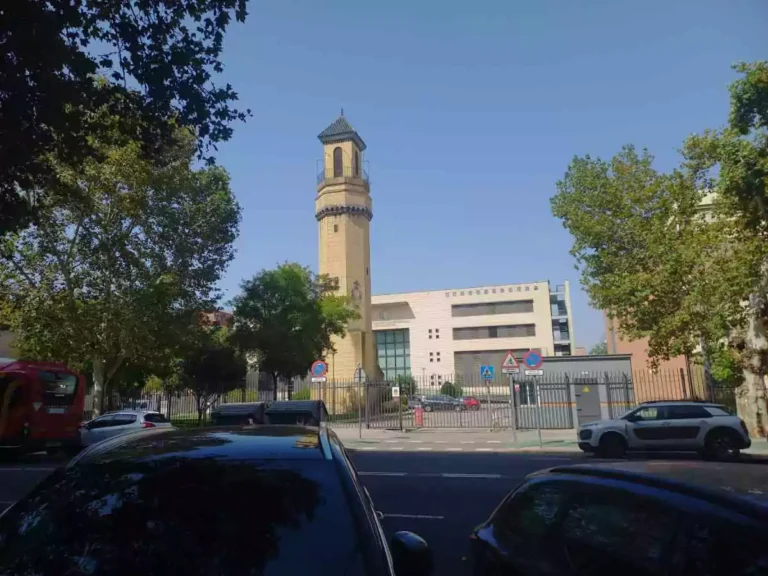 Edificio universitario en una plaza con una torre en el centro