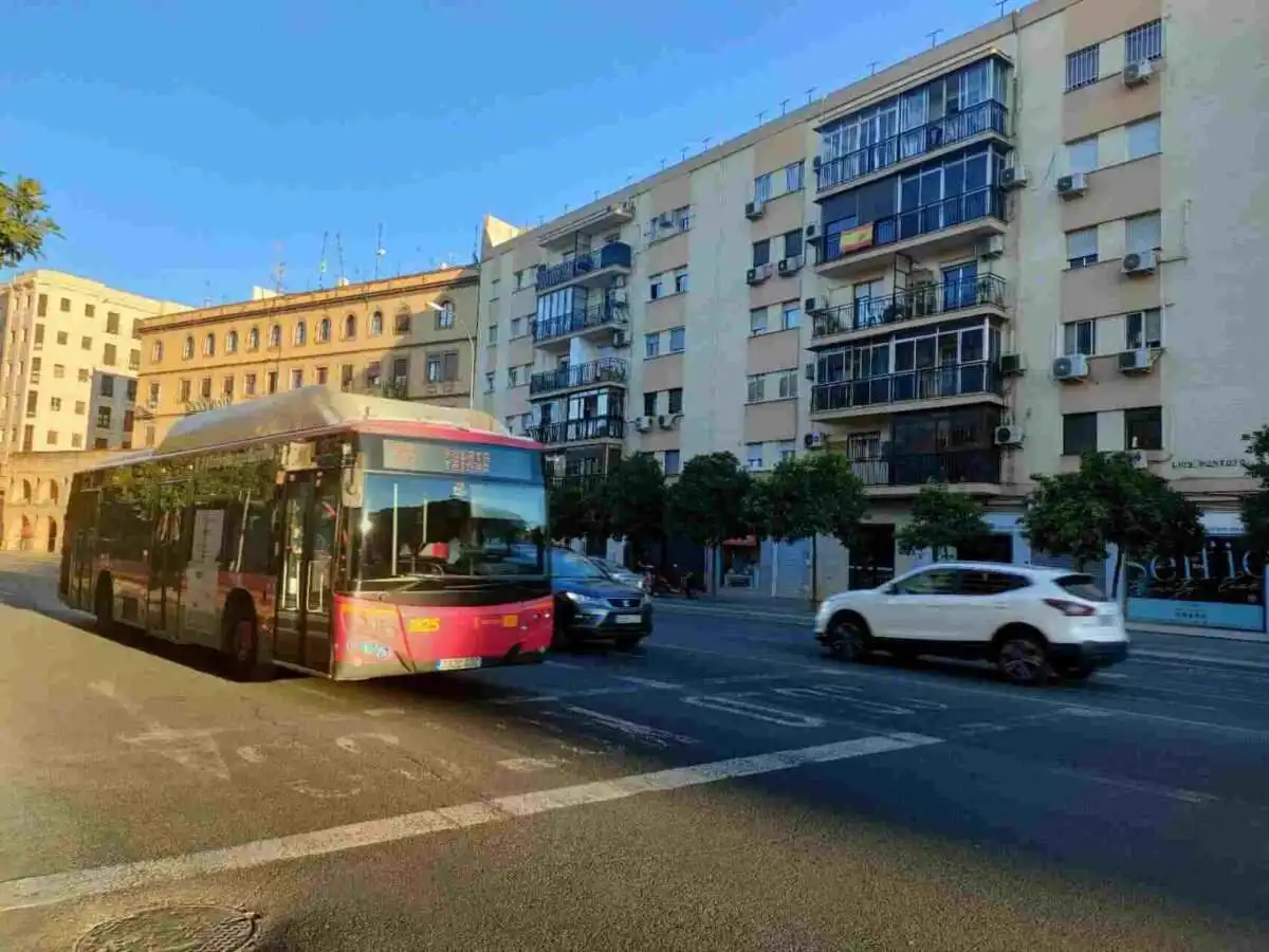 Avenida Luís Montoto, Sevilla. Autobús Tussam en la carretera y edificios altos atras