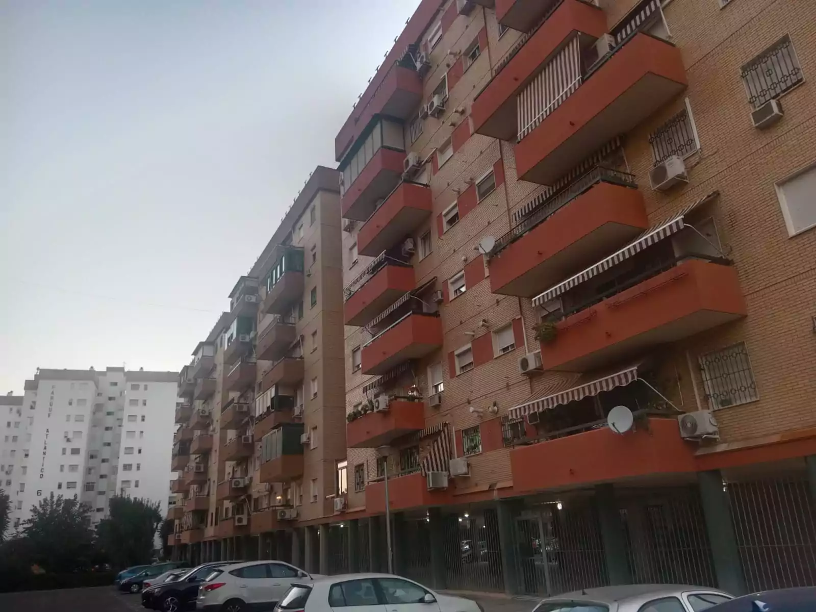 Edificio de viviendas de 6 plantas a ladrillo visto.