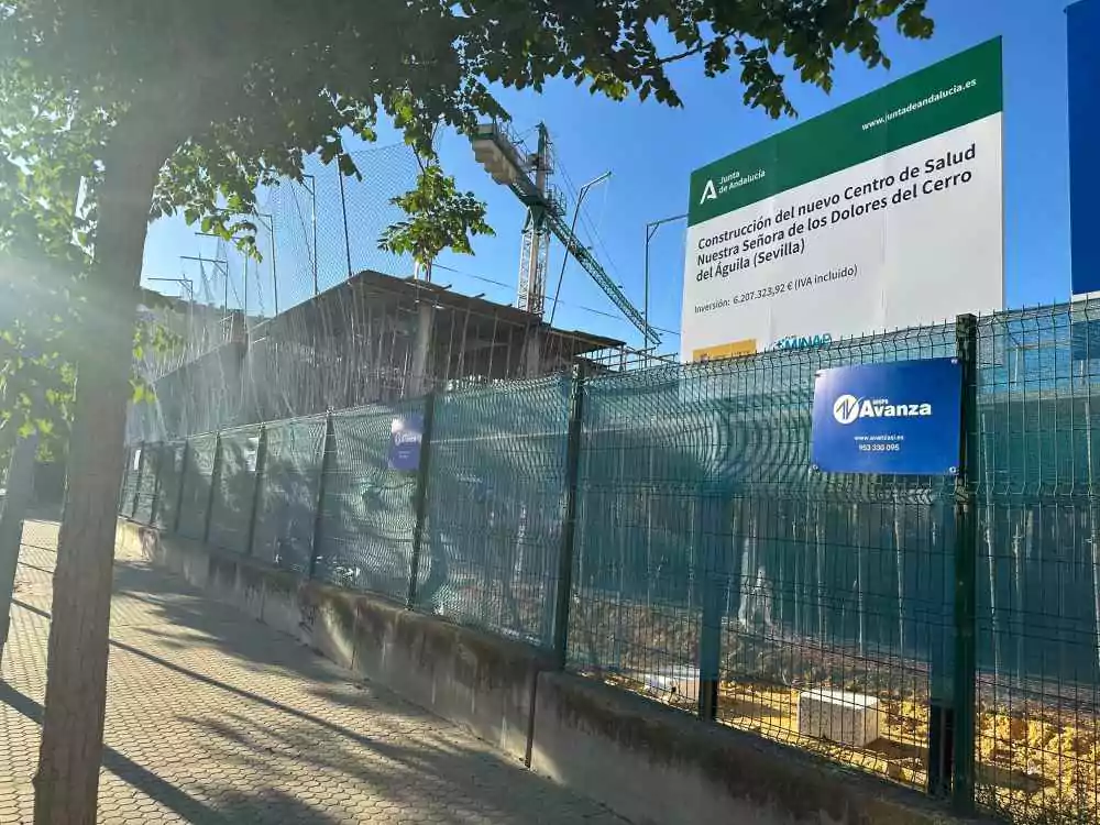 Cartel y obra de la Construcción del Nuevo Centro de Salud en la barriada las Águilas