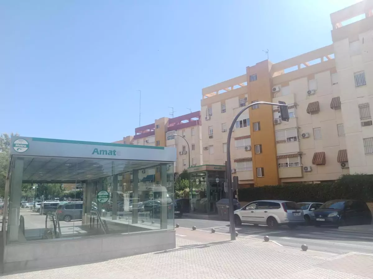 Parada de Metro de Amate. A la derecha edificios de Juan XXIII