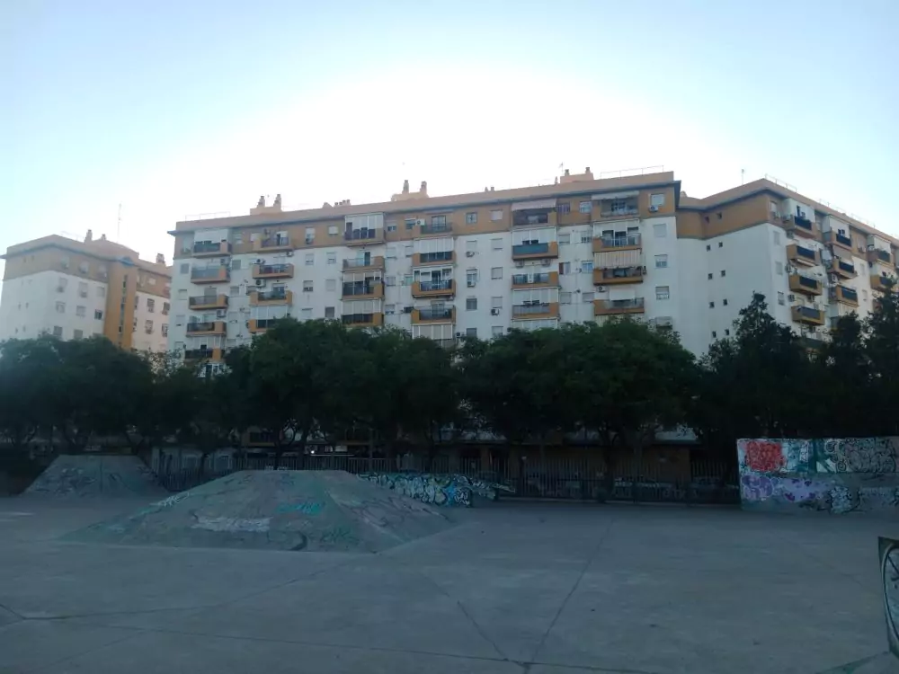 Pista de patinaje del Parque Miraflores. Al fondo edificios de las Almenas.