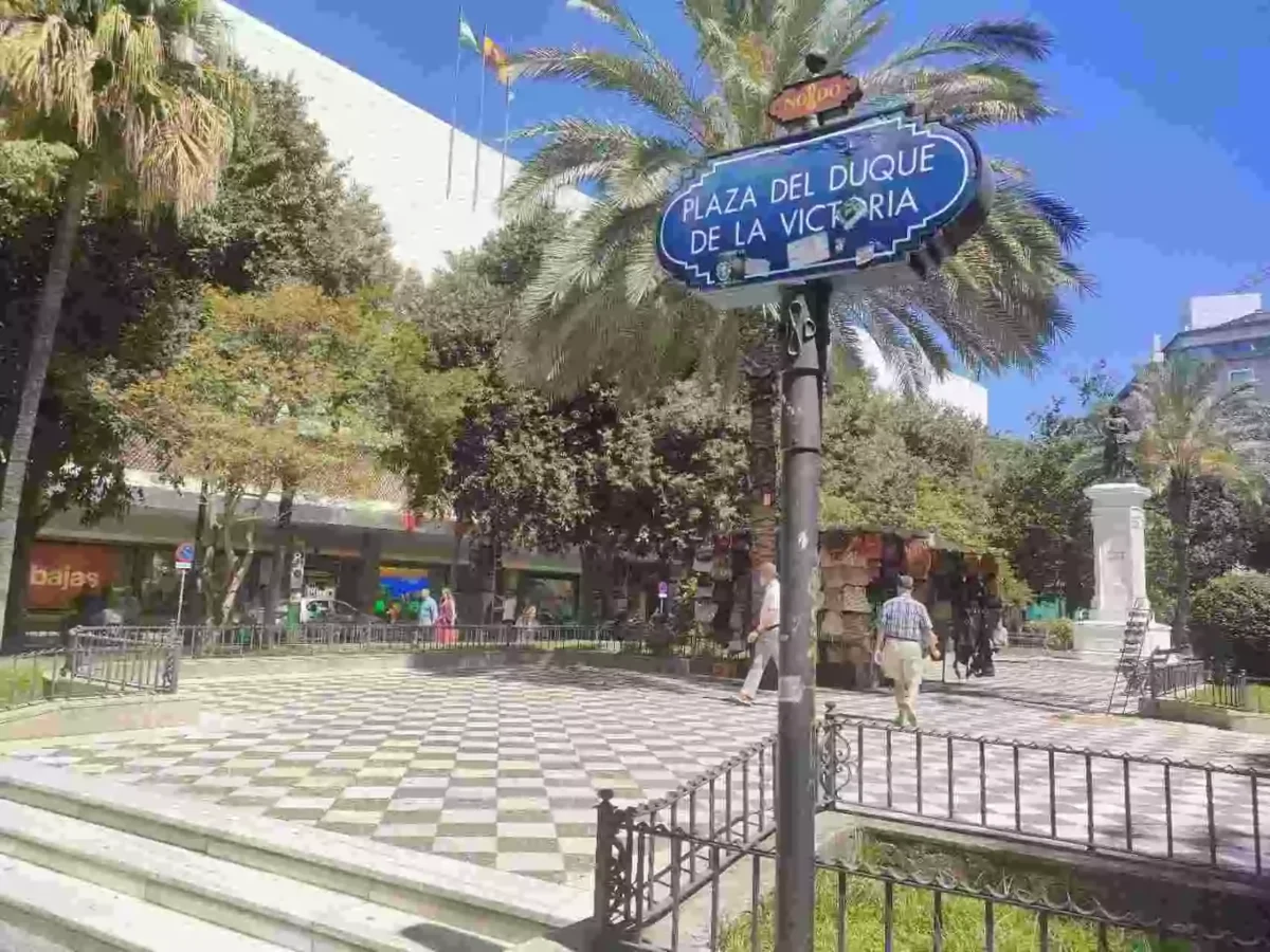 Plaza del Duque de la Victoria, San Lorenzo, Sevilla. Plaza con vegetación y peatones