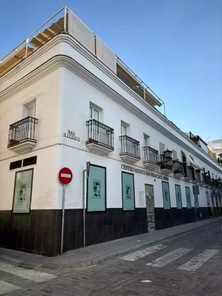 Barrio de San Vicente, se observa una esquina con señal de Stop