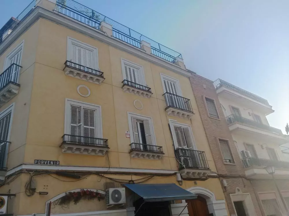 Foto de una fachada amarilla en el barrio del porvenir, en sevilla