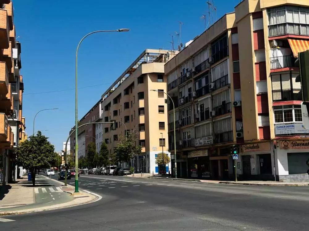 Carretera de Carmona, se ven edificios a lo largo de ella