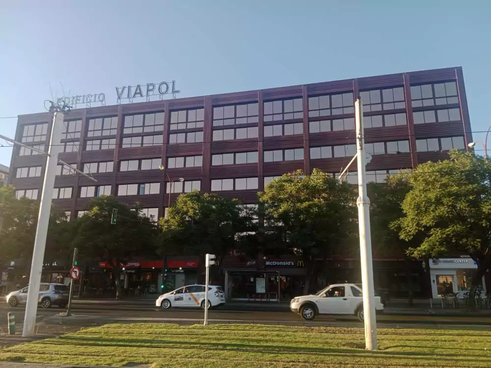 Edificio de oficinas de Viapol con las catenarias del tranvía delante.