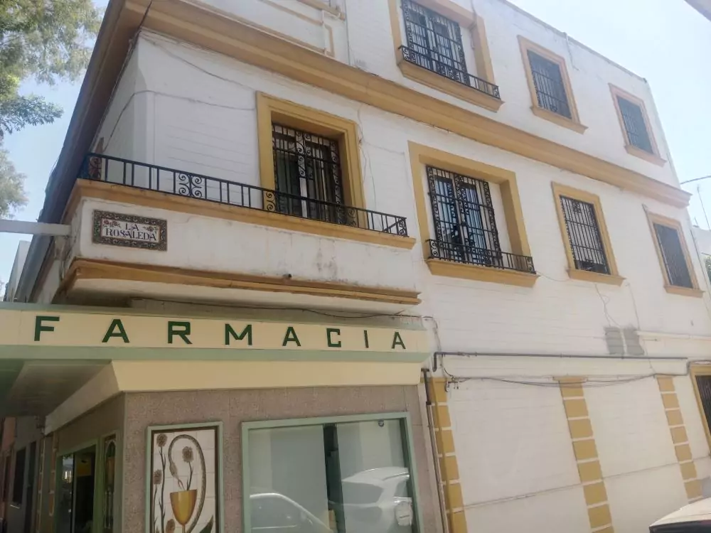 Foto de una farmacia en la rosaleda