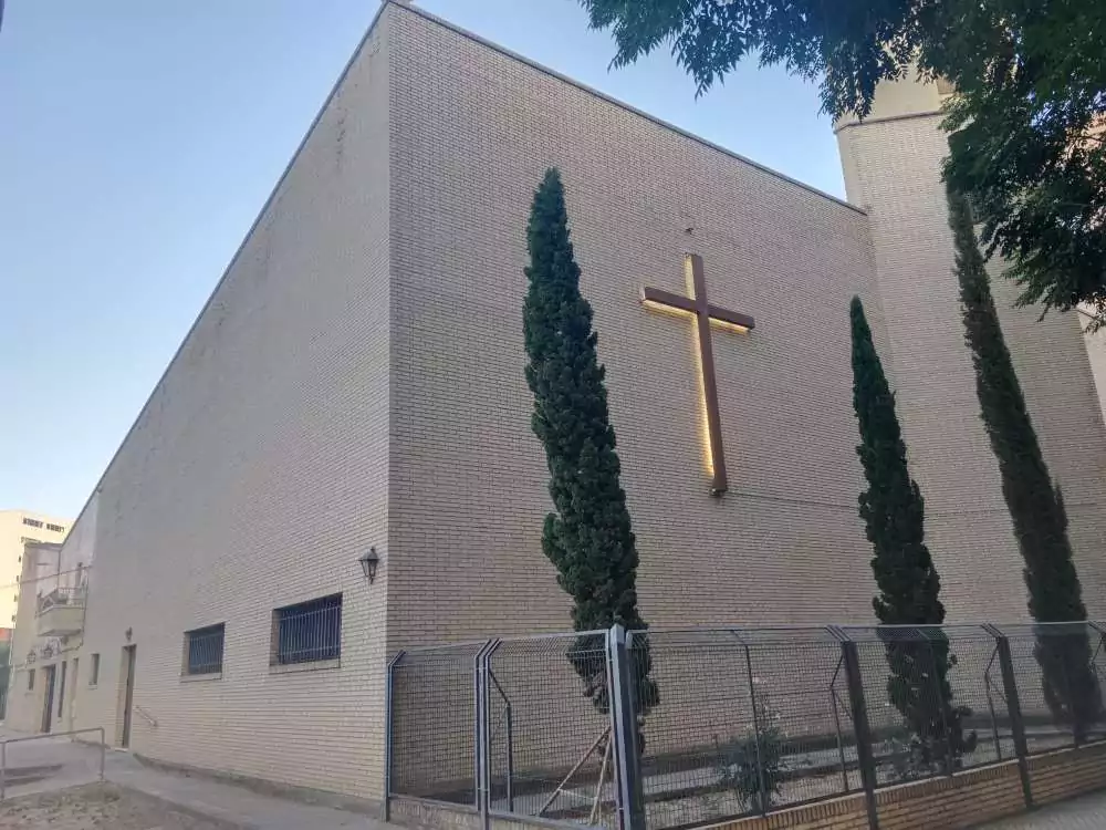 Foto de la pared de Parroquia de San Joaquin donde se ve la cruz