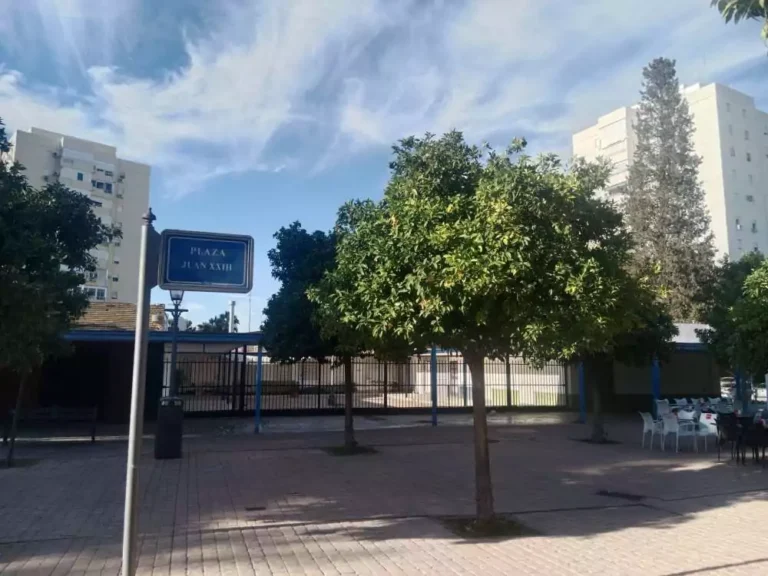 Plaza con un letrero que dice Barrio Juan XXIII