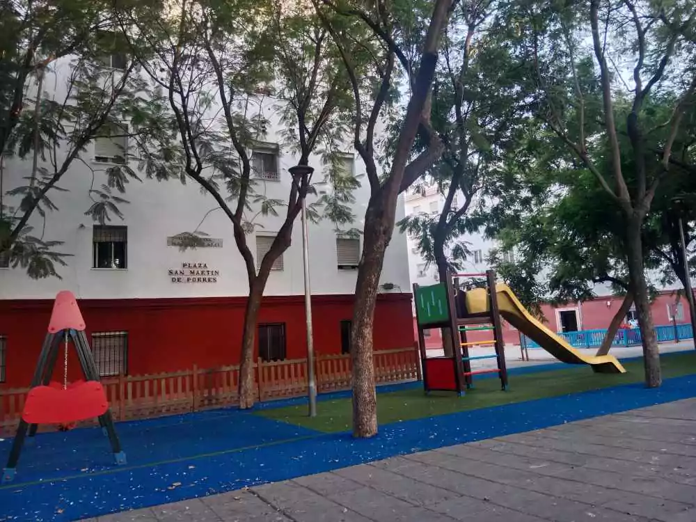 Foto de unos toboganes de un parque infantil en la plaza de san martin