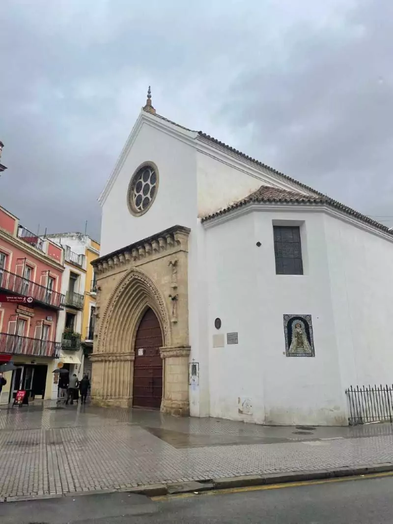 Iglesia en el Barrio Santa Catalina, Sevilla. Gran entrada de piedra estilo gótico-mudéjar.