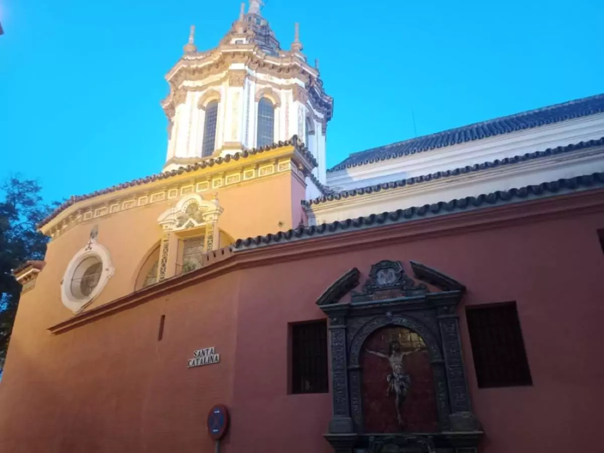 Iglesia en el Barrio Santa Catalina Sevilla, con un Cristo en la fachada entre dos ventanas.