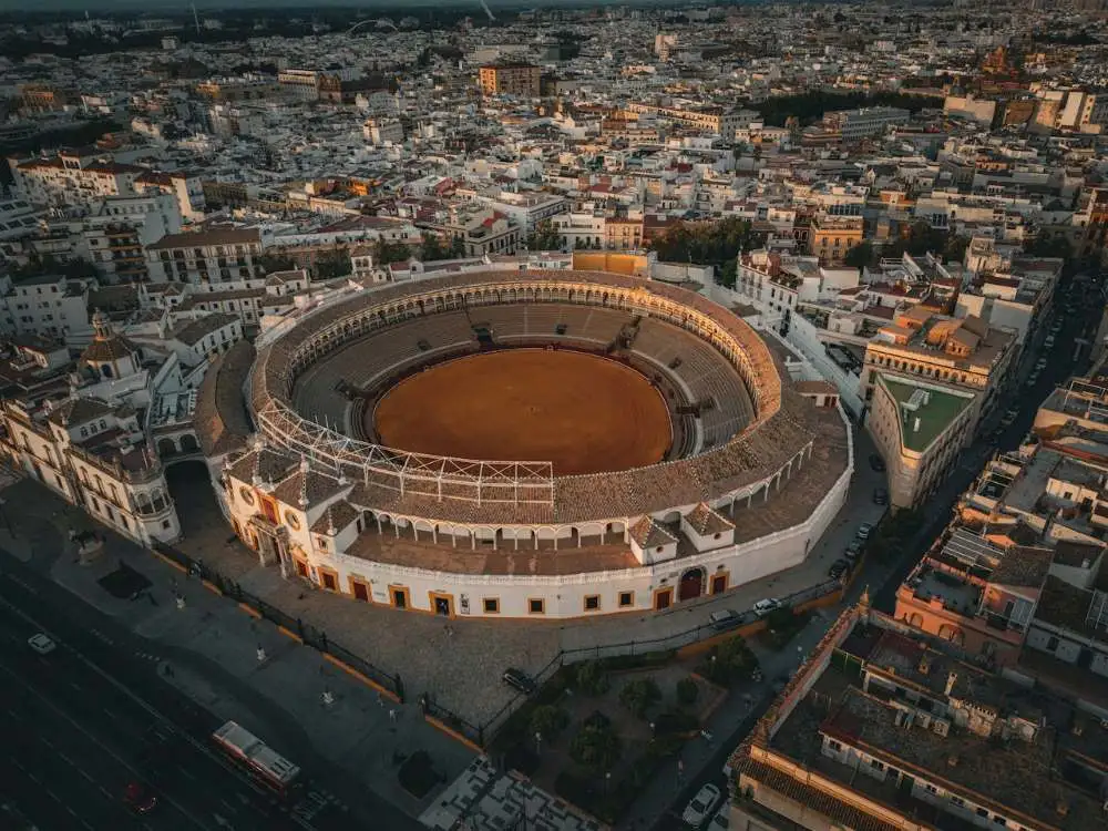 Barrios de Sevilla. Imagen de la plaza de toros de la Maestranza, situado en el barrio del Arenal.