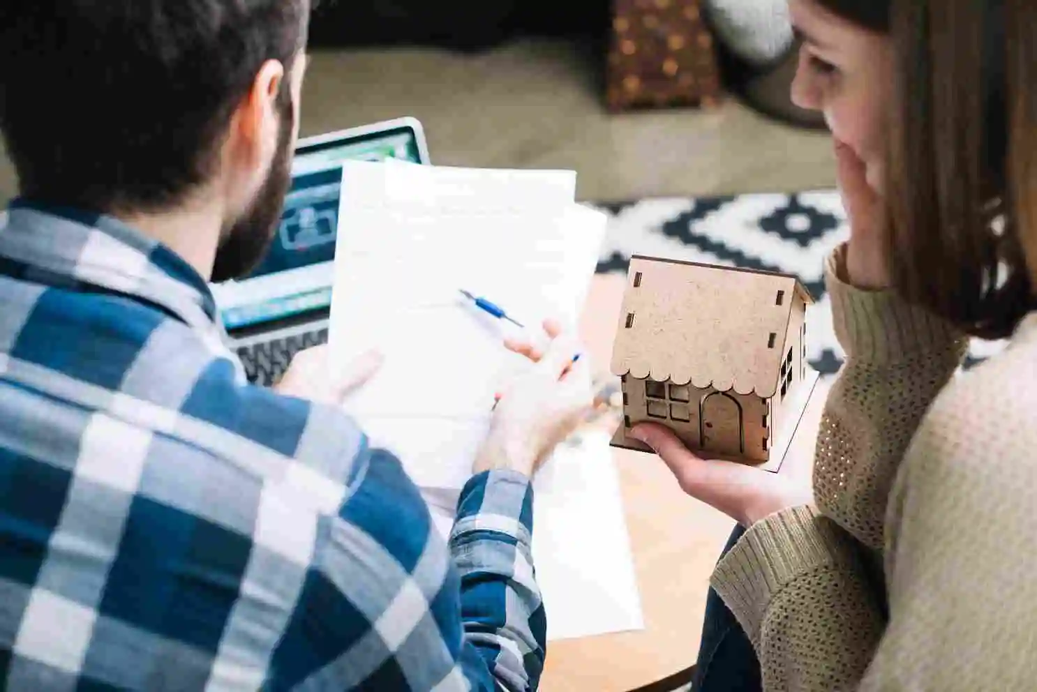 Hombre y mujer revisando un contrato